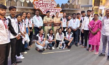 स्वेरीच्या विद्यार्थ्यांचे मोबाईल आणि सोशल मीडियाच्या जबाबदार वापराबद्दल प्रभावी पथनाट्य