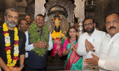 परिवहन मंत्री प्रताप सरनाईक यांनी घेतले श्री विठ्ठल रुक्मिणी मातेचे दर्शन
