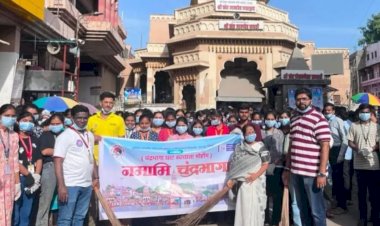 स्वेरीच्या विद्यार्थ्यांचे विठ्ठल मंदिर परिसर व चंद्रभागा नदीकाठी भव्य स्वच्छता अभियान;