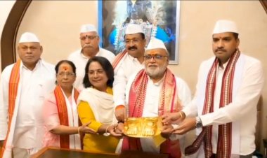 श्री विठ्ठल रुक्मिणी मंदिरास सुमारे ५६.५९ लाख रुपयांच्या सोने पादुकांचे दान