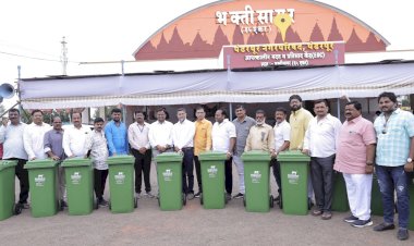आषाढी वारी - फिनोलेक्स पाईप्स अँड फिटिंग च्या वतीने रेनकोट, देशी वृक्ष, डस्टबिन चे वाटप