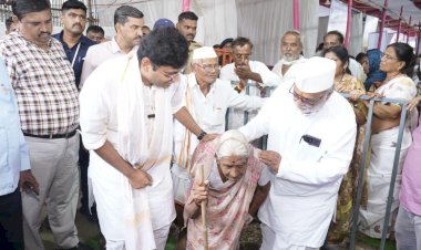 दर्शन रांगेत थकलेल्या वयोवृद्ध जोडप्यांना  घडवले थेट दर्शन ; वारकरी हाच व्हीआयपी मानून प्रशासनाने घडवले दर्शन - जिल्हाधिकारी कार्तिकेयन 