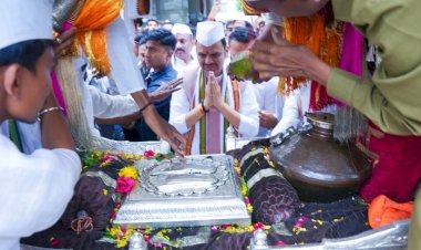 मुख्यमंत्री देवेंद्र फडणवीस यांचे श्री संत तुकाराम महाराज व श्री ज्ञानेश्वर महाराज पादुकांचे दर्शन
