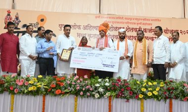 पुण्यश्लोक अहिल्यादेवी होळकर कर्जमुक्ती योजनेअंतर्गत' शेतकऱ्यांना कर्जमुक्ती प्रमाणपत्रांचे मुख्यमंत्री देवेंद्र फडणवीस यांच्या हस्ते वितरण