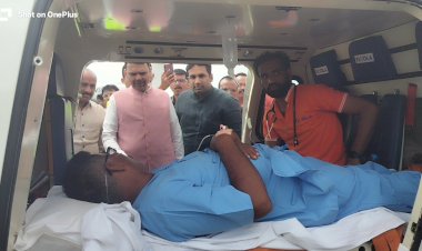 आषाढी वारीत प्रथमच एअर ॲम्ब्युलन्स सेवा; मुख्यमंत्री देवेंद्र फडणवीस यांनी सोलापूर विमानतळावर रुग्णाची केली विचारपूस