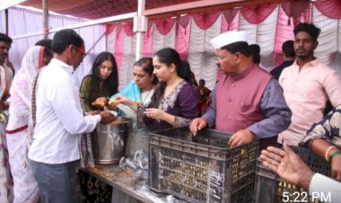 आषाढी वारी - आमदार राजू खरे यांच्या अन्नदानाची परंपरा कायम ; आषाढी यात्रेतील भाविकांना गोपाळपूर येथे फराळाचे वाटप