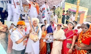 आषाढी वारीत वारकऱ्यांसाठी उपमुख्यमंत्री एकनाथ शिंदे आणि खा.श्रीकांत शिंदे यांच्या वतीने साड्या,छत्र्या व पिशव्यांचे वाटप