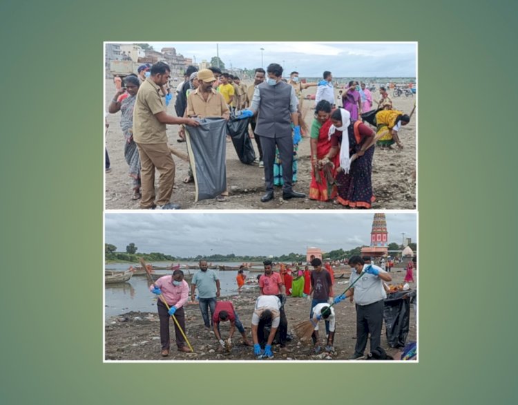 आषाढी वारीच्या पार्श्वभूमीवर भीमा नदी वाळवंटात स्वच्छता मोहीम : जिल्हाधिकाऱ्यांसह वरिष्ठ अधिकाऱ्यांनी उचलला कचरा