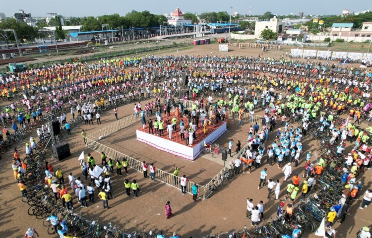 पंढरपुरात चार हजार सायकल स्वारांची निघाली दिंडी ; सायकल दिंडीने वारकरी परंपरेप्रमाणे केली नगर प्रदक्षिणा