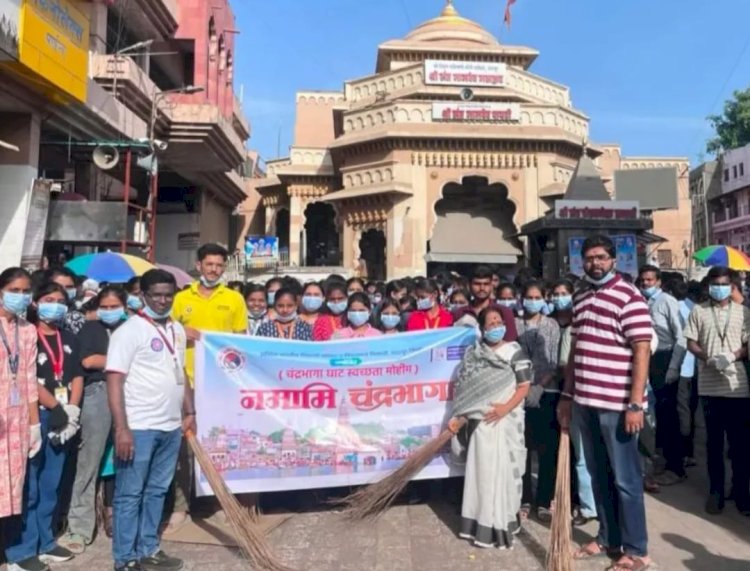 स्वेरीच्या विद्यार्थ्यांचे विठ्ठल मंदिर परिसर व चंद्रभागा नदीकाठी भव्य स्वच्छता अभियान;