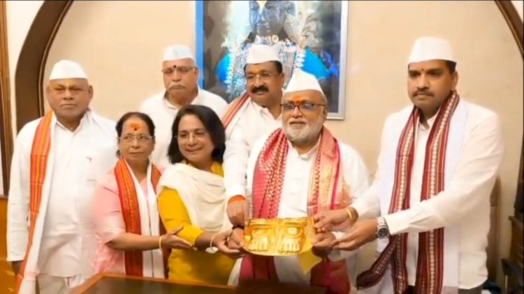 श्री विठ्ठल रुक्मिणी मंदिरास सुमारे ५६.५९ लाख रुपयांच्या सोने पादुकांचे दान