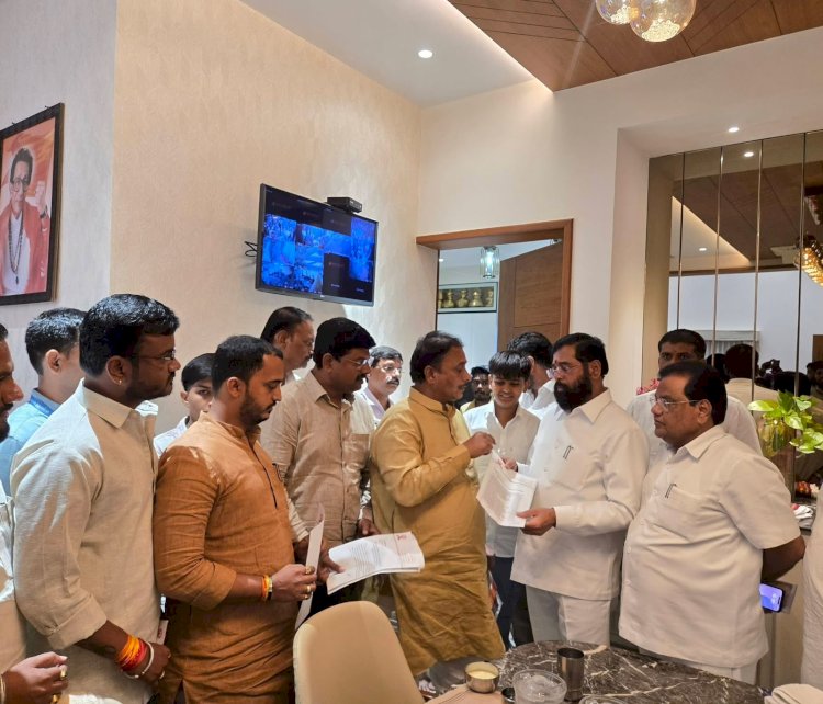 पंढरीतील समस्या दूर करण्यासाठी मनसेचे नेते दिलीपबापू धोत्रे यांच्या नेतृत्वाखाली उपमुख्यमंत्री एकनाथ शिंदे यांना निवेदन