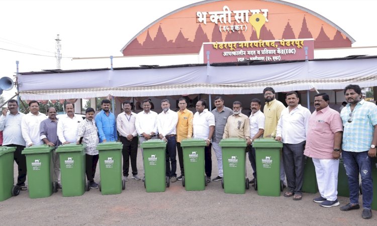 आषाढी वारी - फिनोलेक्स पाईप्स अँड फिटिंग च्या वतीने रेनकोट, देशी वृक्ष, डस्टबिन चे वाटप