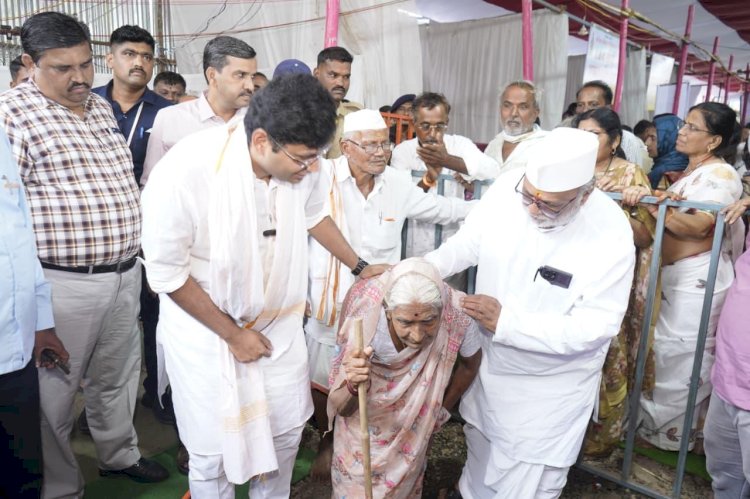 दर्शन रांगेत थकलेल्या वयोवृद्ध जोडप्यांना  घडवले थेट दर्शन ; वारकरी हाच व्हीआयपी मानून प्रशासनाने घडवले दर्शन - जिल्हाधिकारी कार्तिकेयन 