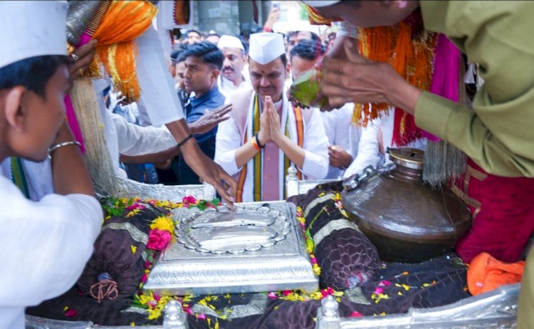 मुख्यमंत्री देवेंद्र फडणवीस यांचे श्री संत तुकाराम महाराज व श्री ज्ञानेश्वर महाराज पादुकांचे दर्शन