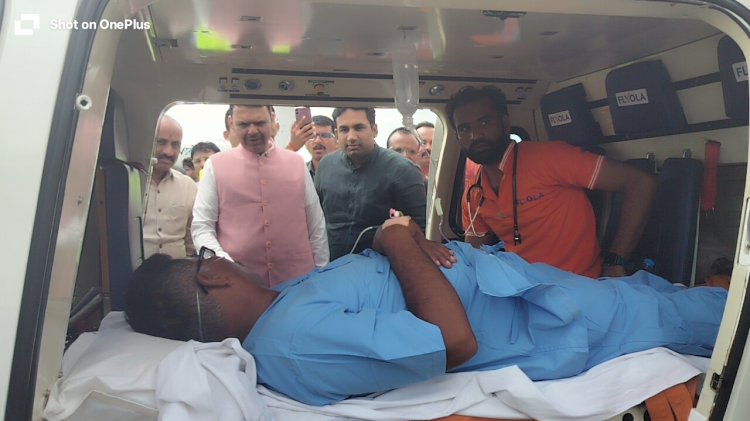 आषाढी वारीत प्रथमच एअर ॲम्ब्युलन्स सेवा; मुख्यमंत्री देवेंद्र फडणवीस यांनी सोलापूर विमानतळावर रुग्णाची केली विचारपूस
