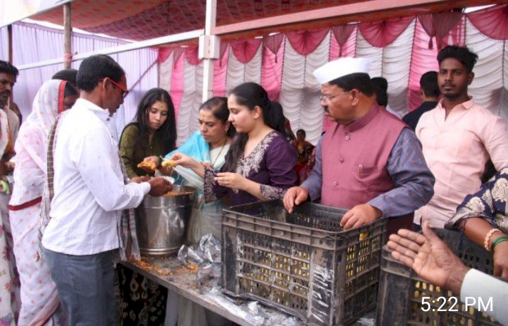 आषाढी वारी - आमदार राजू खरे यांच्या अन्नदानाची परंपरा कायम ; आषाढी यात्रेतील भाविकांना गोपाळपूर येथे फराळाचे वाटप