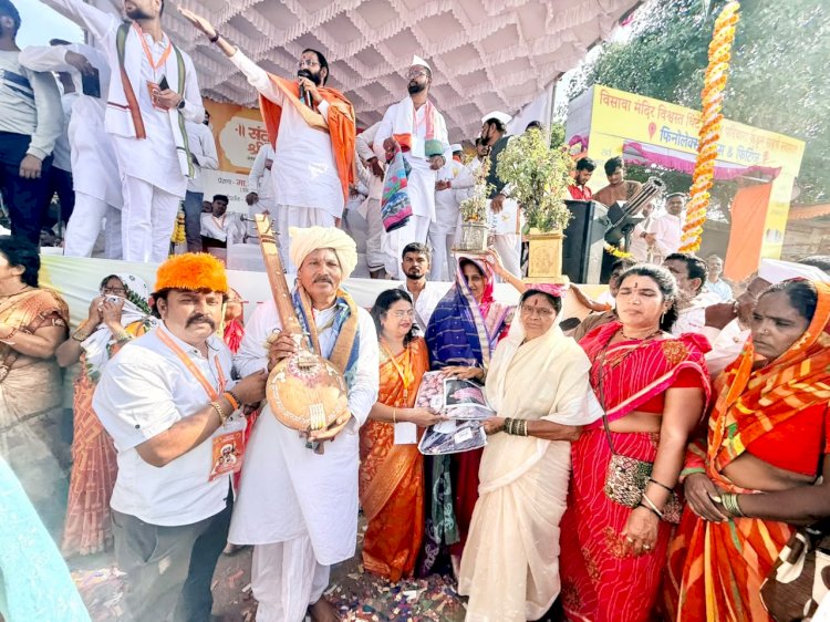 आषाढी वारीत वारकऱ्यांसाठी उपमुख्यमंत्री एकनाथ शिंदे आणि खा.श्रीकांत शिंदे यांच्या वतीने साड्या,छत्र्या व पिशव्यांचे वाटप