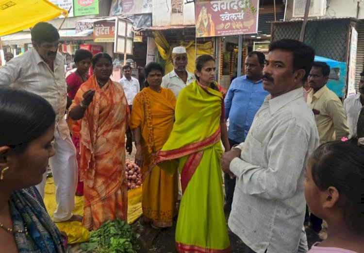 नगराध्यक्षा डॉ.प्राणिताताई भालके यानी भाजी मंडईतील विक्रेत्यांच्या समस्या जाणून घेत केली प्रत्यक्ष पाहणी.