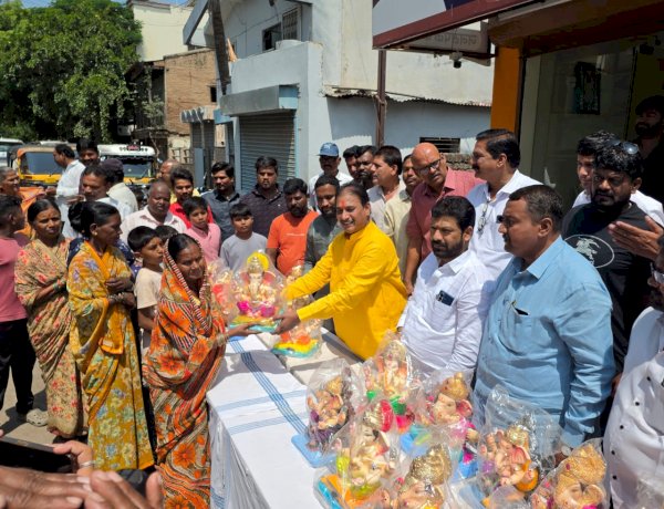 गणेशोत्सवाच्या पार्श्वभूमीवर मनसेच्या माध्यमातून घराघरात पोहोचली गणरायाची मूर्ती