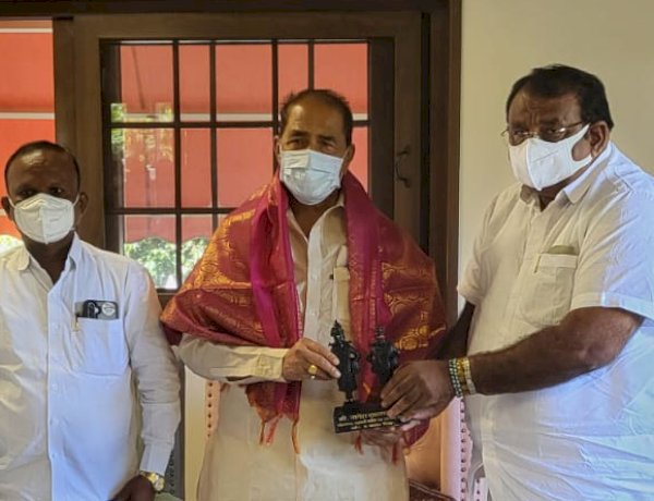 माजी आमदार बबनदादा शिंदे यांची नागेश फाटे यांनी घेतली सदिच्छा भेट