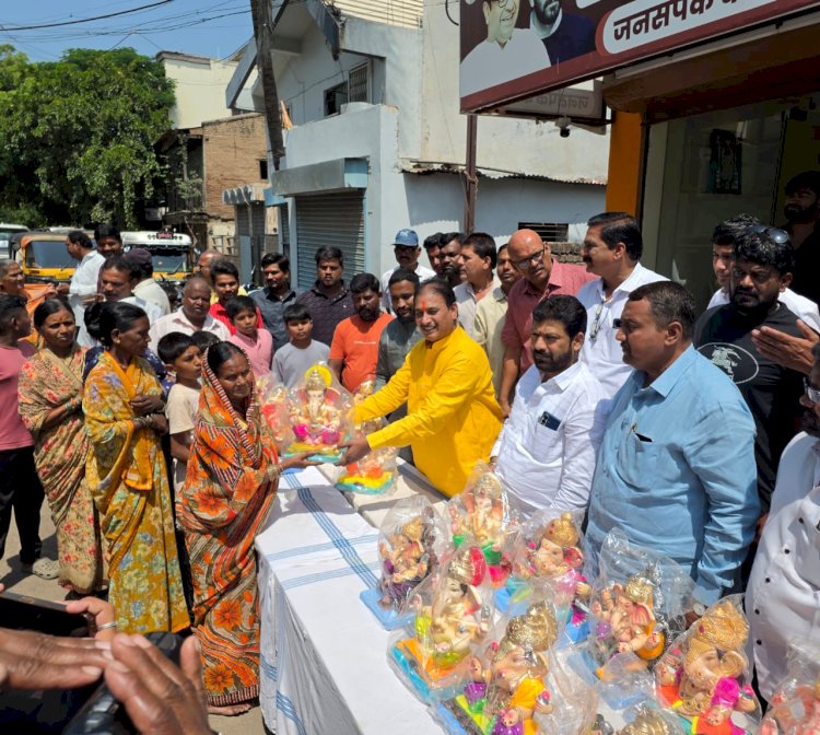 गणेशोत्सवाच्या पार्श्वभूमीवर मनसेच्या माध्यमातून घराघरात पोहोचली गणरायाची मूर्ती