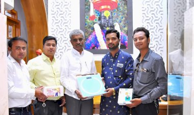 मुस्लिम तरुणाकडून दिव्यांगांसाठी मेडिकल साहित्य भेट.