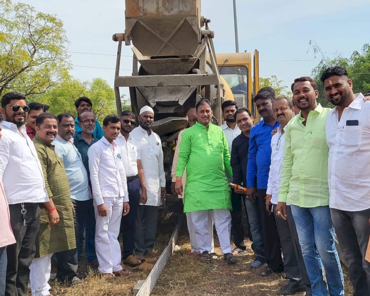 पंढरीत मुस्लिम कब्रस्तानमधील रस्त्यांचे "मनसे" कडून काँक्रिटीकरण.