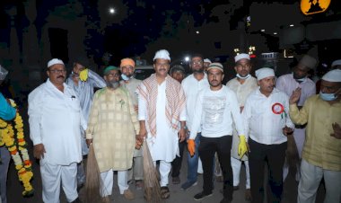 मोठ्या थाटामाटात निघालेल्या जुलूसामध्ये अभिजीत पाटील यांनी सहभाग नोंदवून केली साफसफाई