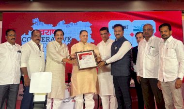 अभिजीत पाटील यांना महाराष्ट्राच्या सहकार मंत्र्यांकडून आदर्श चेअरमन पुरस्कार प्रदान