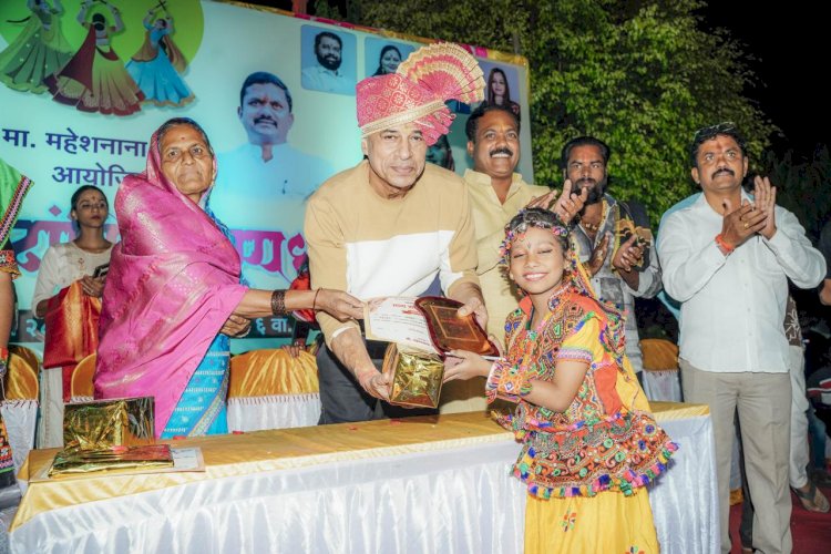 सिनेअभिनेते सुदेश बेरी यांनी साठे कुटुंबीयांनी आयोजित केलेल्या गरबा स्पर्धेचे केले बक्षीस वितरण