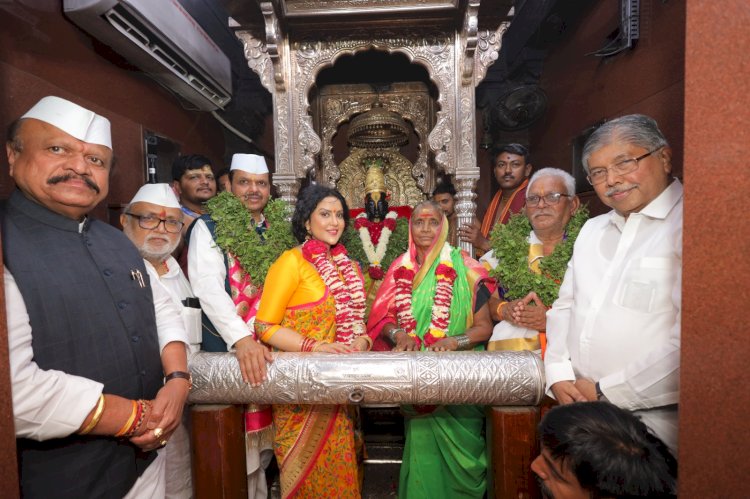 बा विठ्ठला...राज्यातील सर्व जनतेला सुखी व समाधानी ठेवून सर्वांच्या मनोकामना पूर्ण कर - उपमुख्यमंत्री देवेंद्र फडणवीस यांचे श्री विठ्ठलाचरणी साकडे