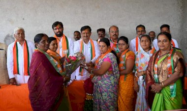 भाजपाचा दक्षिण सोलापुरात काँग्रेसला धक्का ,आ.राम सातपुते यांच्या गाव भेटी दरम्यान मोठ्या प्रमाणावर भाजपात प्रवेश