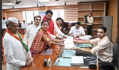 आमदार प्रणिती शिंदेंनी जोरदार शक्तीप्रदर्शन करत भरला उमेदवारी अर्ज