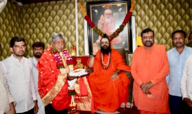 काशीपीठाचे जगद्गुरु डॉ.मल्लिकार्जुन विश्वाराध्य शिवाचार्य महास्वामीजींचे पालकमंत्री चंद्रकांत पाटील यांनी घेतले आशीर्वाद