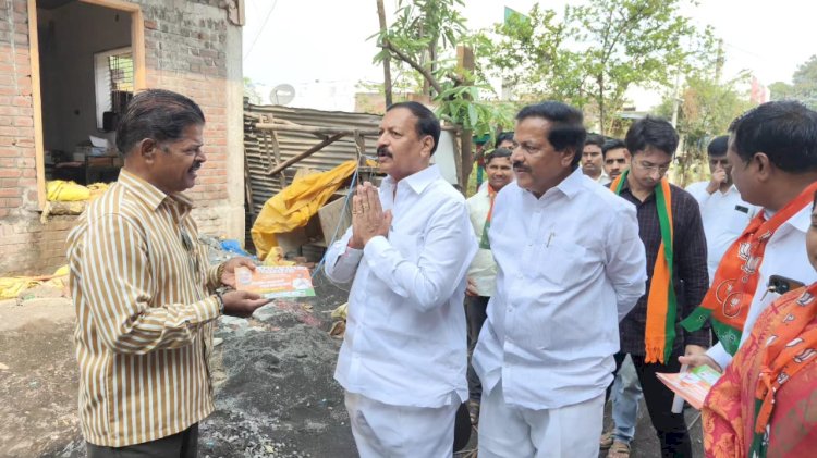 माजी पालकमंत्री आमदार विजयकुमार देशमुख यांचा 'होम टू होम' प्रचार