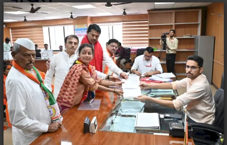 आमदार प्रणिती शिंदेंनी जोरदार शक्तीप्रदर्शन करत भरला उमेदवारी अर्ज