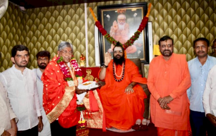 काशीपीठाचे जगद्गुरु डॉ.मल्लिकार्जुन विश्वाराध्य शिवाचार्य महास्वामीजींचे पालकमंत्री चंद्रकांत पाटील यांनी घेतले आशीर्वाद