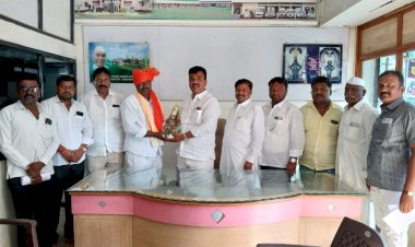 चेअरमन कल्याणराव काळे यांच्याहस्ते बंडू पवार यांच्या वाढदिवसानिमित्त सत्कार करण्यात आला.