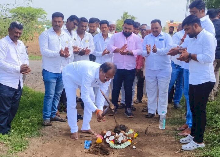 कोर्टी येथे रस्त्यांच्या कामांचा प्रारंभ ; सोलापूर लोकसभा शिवसेना संपर्कप्रमुख तथा डीपीडीसी सदस्य महेश साठे यांच्या हस्ते