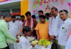 राष्ट्रवादी काँग्रेस पार्टीच्या वतीने भाविक भक्तांना मोफत खिचडीचे वाटप.