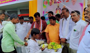 राष्ट्रवादी काँग्रेस पार्टीच्या वतीने भाविक भक्तांना मोफत खिचडीचे वाटप.