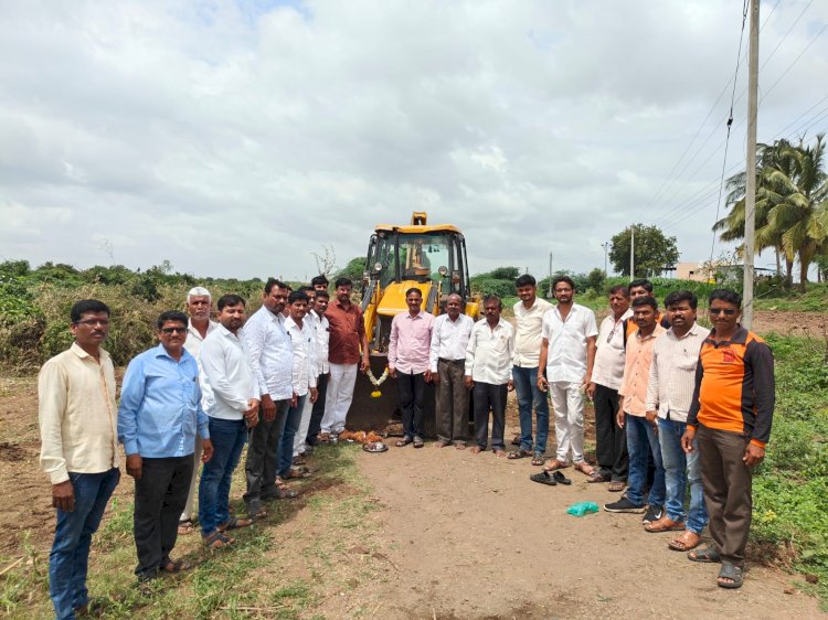 आ.समाधान आवताडे यांच्या निधीतून मंजूर झालेल्या रस्त्यांच्या कामाचे उद्घाटन