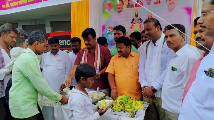 राष्ट्रवादी काँग्रेस पार्टीच्या वतीने भाविक भक्तांना मोफत खिचडीचे वाटप.