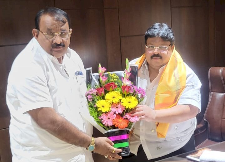 आमदार राजाभाऊ खरे यांचा प्रदेशाध्यक्ष नागेशदादा फाटे यांचेकडून सत्कार