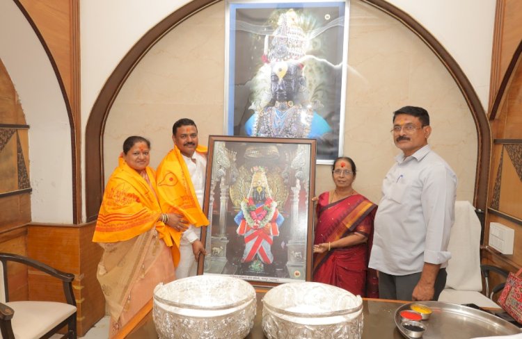 श्री विठ्ठल रूक्मिणी मंदिरास चांदीची फुलदाणी अर्पण