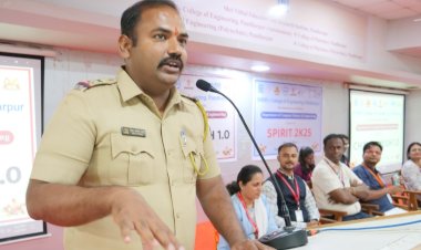 सोशल मिडीयाचा वापर कमीत कमी करावा -  पोलीस उपनिरीक्षक विक्रम वडणे