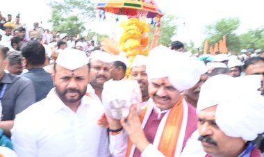 मुख्यमंत्री देवेंद्र फडणवीस यांच्याकडून श्री संत ज्ञानेश्वर महाराज पालखीचे दर्शन 