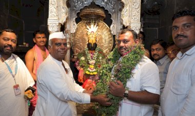 मुख्यमंत्री देवेंद्र फडणवीस यांच्या वाढदिवसानिमित्त आमदार समाधान आवताडे यांच्याकडून श्री विठ्ठल-रुक्मिणी मंदिरात तूळशीपूजा व नामदेव पायरी येथे महाआरती