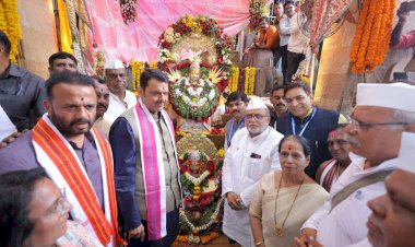 मुख्यमंत्री देवेंद्र फडणवीस यांनी घेतले श्री संत शिरोमणी नामदेव महाराज पायरीचे दर्शन